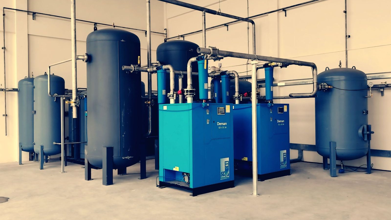Industrial air compressors and air receivers in a plant room